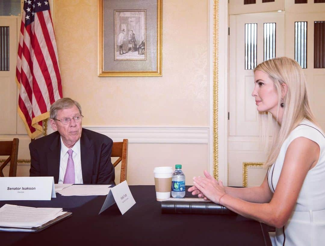 イヴァンカ・トランプさんのインスタグラム写真 - (イヴァンカ・トランプInstagram)「Today, I had the opportunity to brief bipartisan Senators from across the nation on our #PledgetoAmericasWorkers and our efforts to create more and better paying jobs for the nation’s hard working taxpayers.」6月26日 6時07分 - ivankatrump