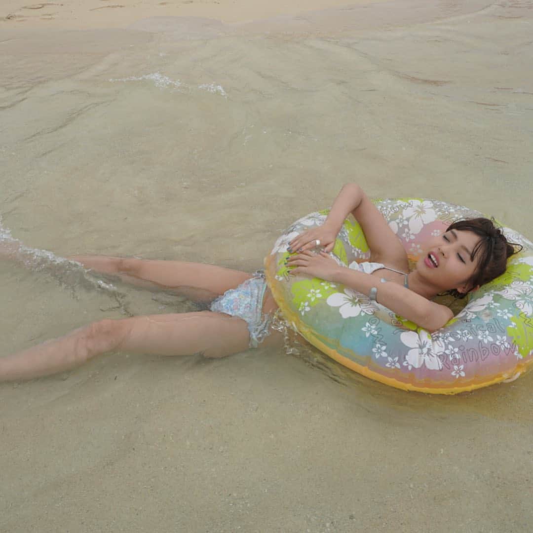 桜子さんのインスタグラム写真 - (桜子Instagram)「飼い主の浮き輪っていつもダサいよね。  今度のは、トロピカルレインボーって 書いてあるよ🤭  #ハワイ #ビーチ #hawaii  #beach」6月26日 6時07分 - ishibashi__88