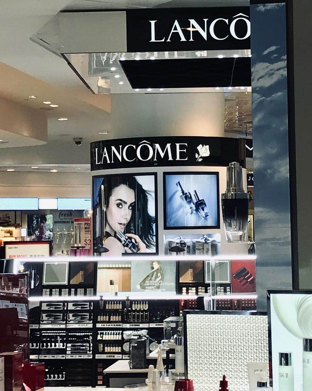 リリー・コリンズさんのインスタグラム写真 - (リリー・コリンズInstagram)「Eye spy a familiar face hanging out at LAX. Oddly enough, I’m off to meet my @lancomeofficial family now!...」6月26日 6時22分 - lilyjcollins