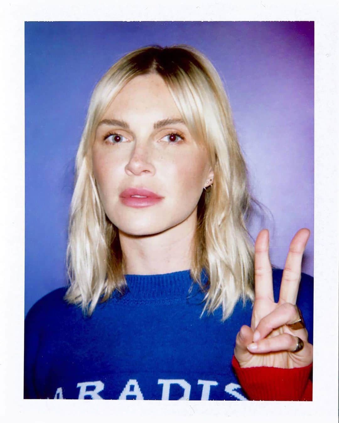 フィービー・ダールのインスタグラム：「As a celebration of #Pride month around the world, I took part in a @BritishVogue video with other members of the LGBTQIA+ community to talk about what makes me feel pride. Watch the full film via the link in my bio.」