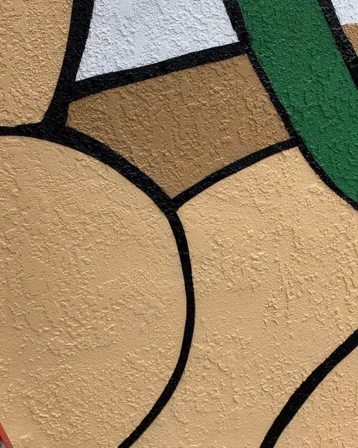 のインスタグラム：「Thanks Ki for the in progress video of the four murals I’m painting on an apartment complex at 1088 Alamitos in Long Beach, CA. ❤️ It sort of looks like I’m in a cage at the beginning of the video. 😂  And thank you to @jms_red for the project. #jmsred #longbeachstreetart #lastreet #paintedwalls #lbcart #montanablack #montanacans」