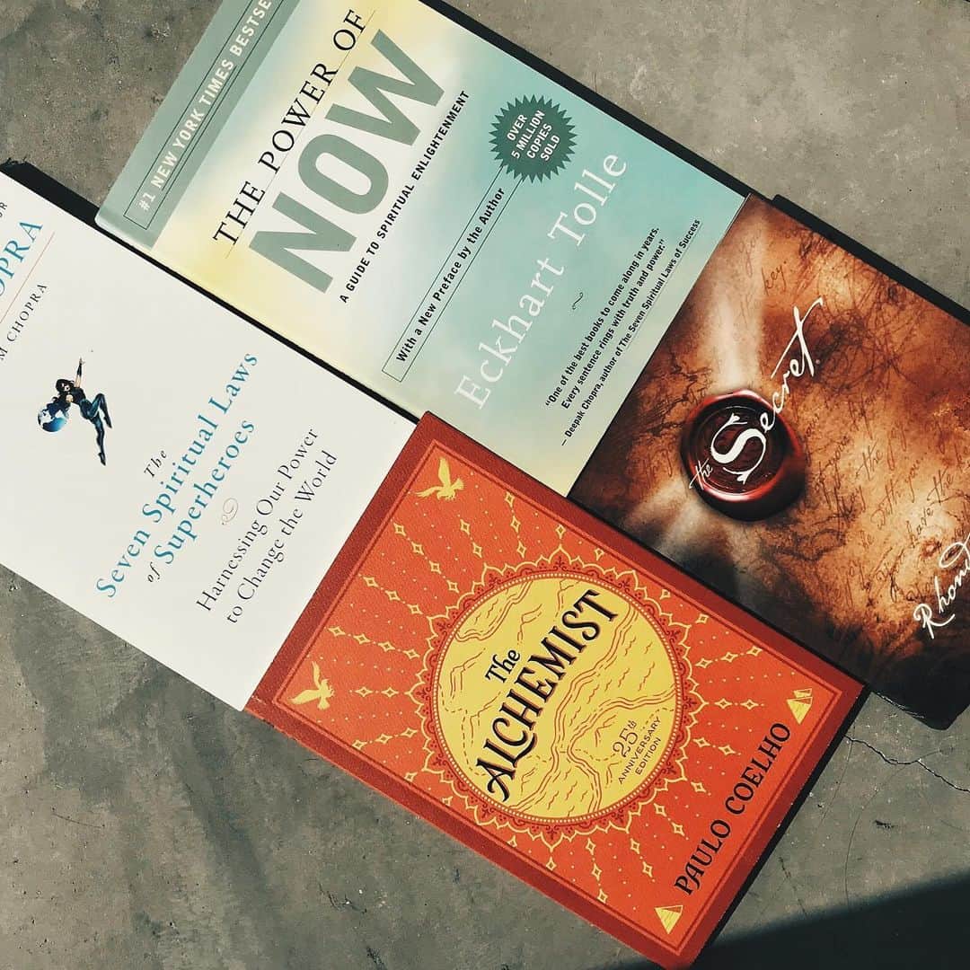 JEN ATKINさんのインスタグラム写真 - (JEN ATKINInstagram)「Reading up on some classics as I prep to start my own book! I really hope to share my story and inspire you guys to achieve your goals. What do you guys want to hear from me? 📚📝⤵️」6月26日 6時45分 - jenatkinhair