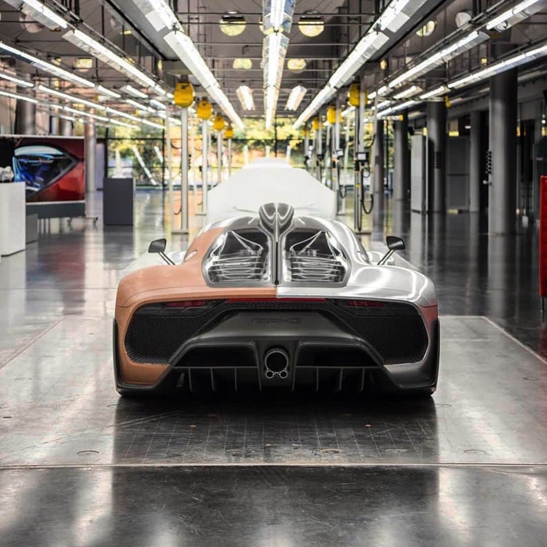 メルセデス・ベンツさんのインスタグラム写真 - (メルセデス・ベンツInstagram)「The Mercedes-AMG Project ONE has been an awesome project for us. It provides a big challenge - to find that perfect spot between functionality and emotion. To learn more about automotive design follow our CDO @Gorden.Wagener!  #amg #mercedesamg #projectone #amgprojectone #performace #luxury #power #challenge #headquarters #motorsport #mbhotandcool #mbdesign #gordenwagener #car #carsofinstagram #instacar」6月26日 6時55分 - mercedesbenz