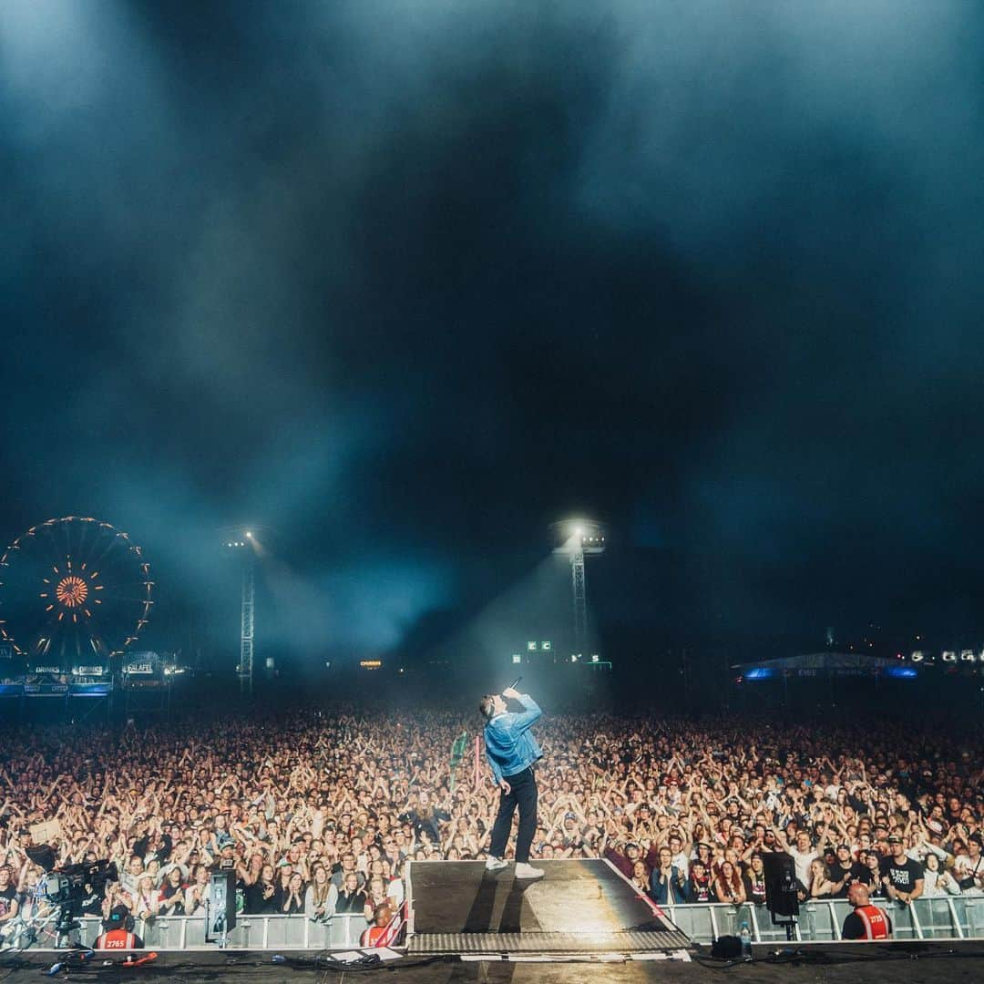 マックルモアーさんのインスタグラム写真 - (マックルモアーInstagram)「I counted 78,000 people, but we’re gonna claim 80,000 cause it’s the gram.  Hurricane Festival Germany 📷: @jmdmcreative」6月26日 6時56分 - macklemore