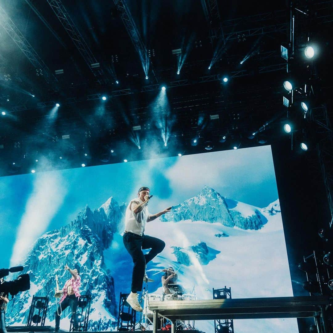 マックルモアーさんのインスタグラム写真 - (マックルモアーInstagram)「I counted 78,000 people, but we’re gonna claim 80,000 cause it’s the gram.  Hurricane Festival Germany 📷: @jmdmcreative」6月26日 6時56分 - macklemore