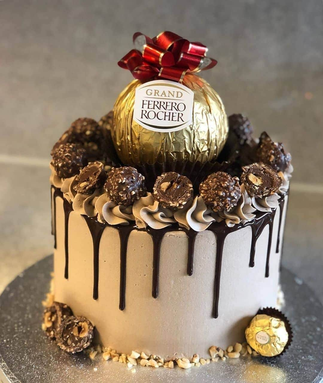 2.8 Milllon CAKESTERS!さんのインスタグラム写真 - (2.8 Milllon CAKESTERS!Instagram)「Giant ferrero rocher drip cake🤤🤤 vanilla and chocolate sponge layers, with chocolate buttercream, glossy dark choc drip.. topped with ferrero rochers and chopped hazelnuts🥰🥰﻿ 📸: @ennahs.cakes」6月26日 7時00分 - cakeguide