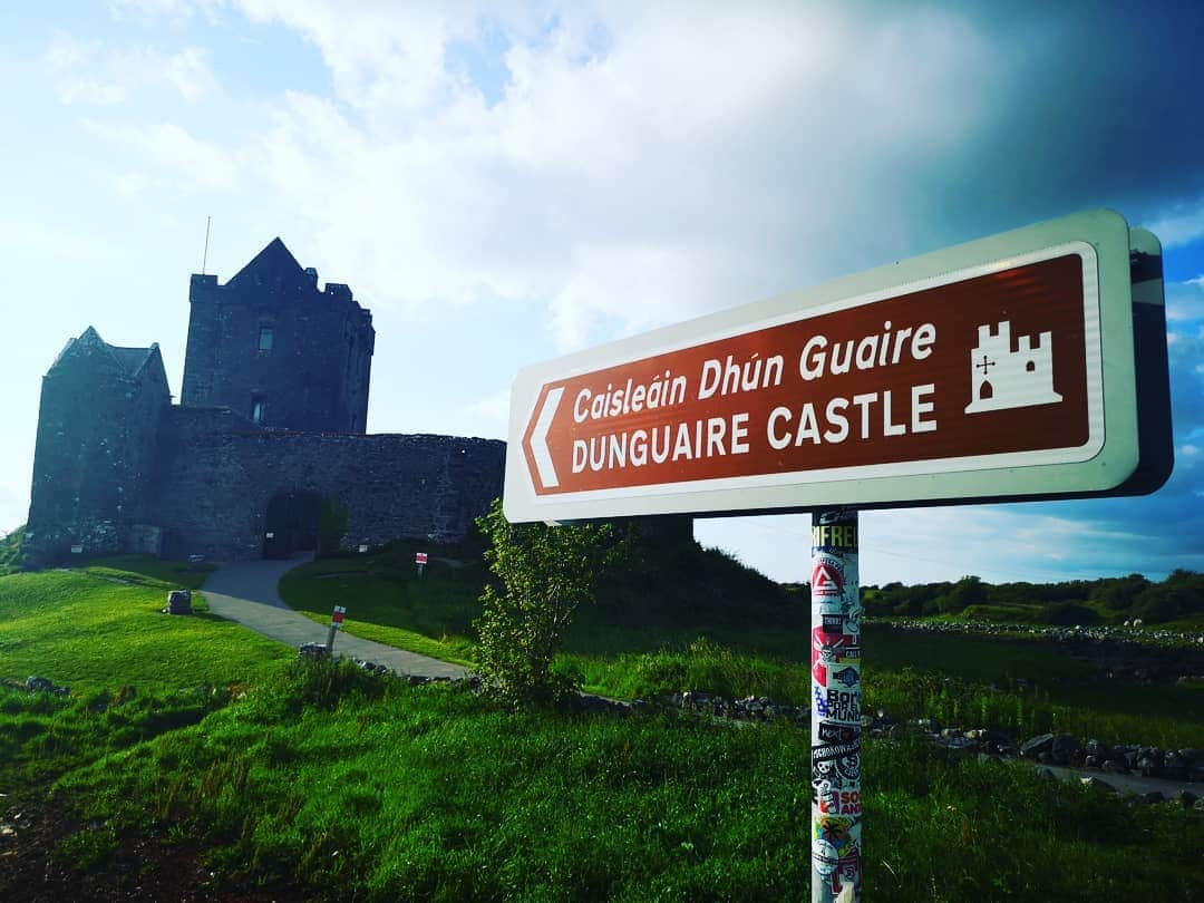 マヌー・ベネットさんのインスタグラム写真 - (マヌー・ベネットInstagram)「Dunguaire Castle. Amazing location. Ireland.」6月26日 7時03分 - manubennett