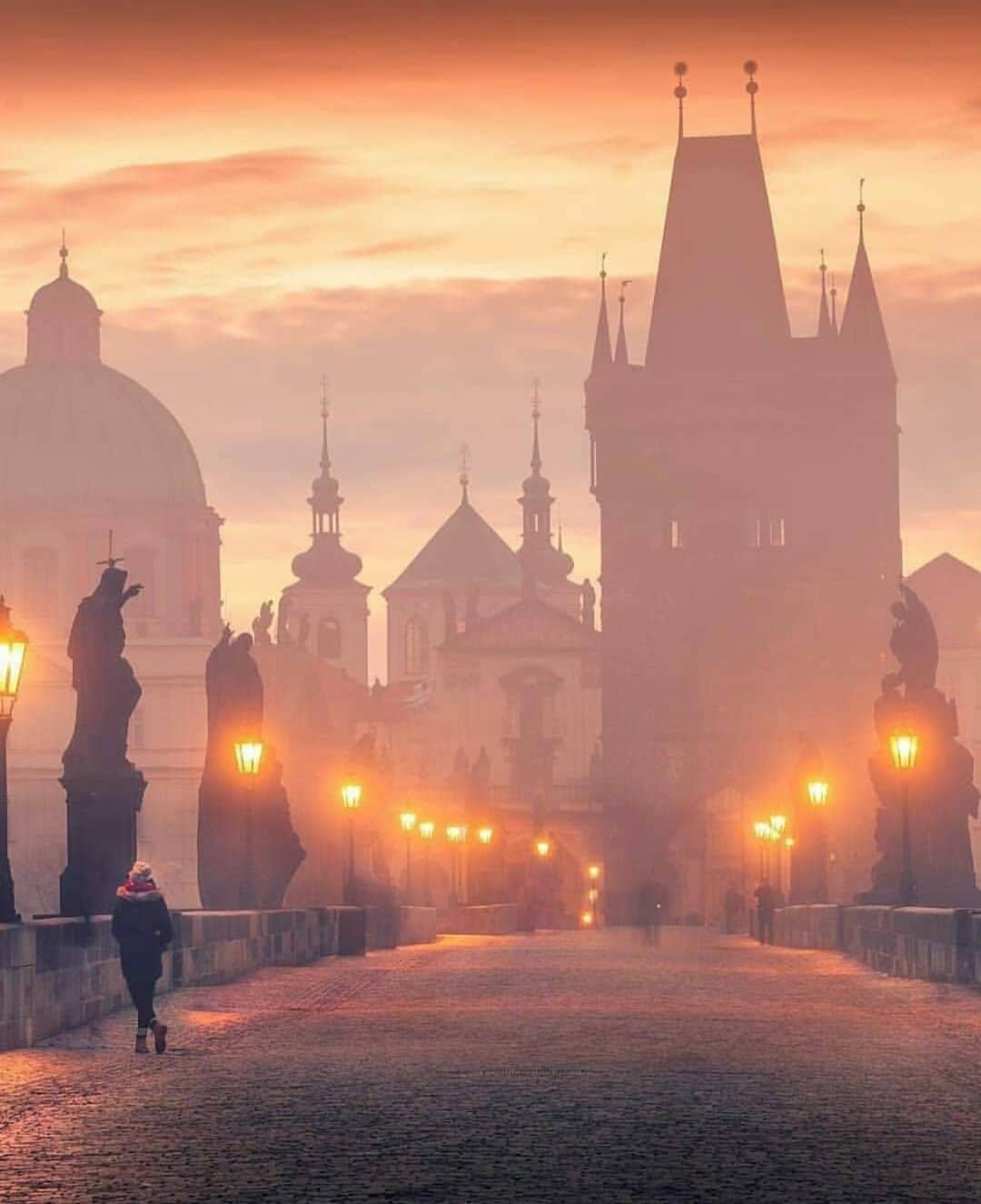 Wonderful Placesさんのインスタグラム写真 - (Wonderful PlacesInstagram)「Early morning on Charles Bridge - Prague ✨❤️❤️❤️✨ . Picture by ✨✨@ilhan1077✨✨ #wonderful_places for a feature ❤️」6月26日 7時03分 - wonderful_places