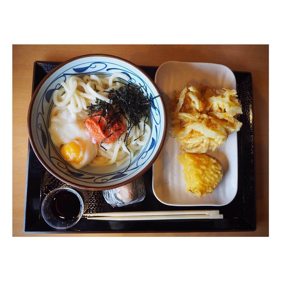 のインスタグラム：「#アメリカ生活日常編 丸亀製麺 . ストーンズタウンにある、いつも大行列の丸亀製麺。 丸亀製麺が食べたくて、車を走らせる週末もある😂✨ . 日本で食べるより、やっぱり少しクタクタな気がする？（コシがない？）し、味もちょっと濃い。。 けど、手軽に乾麺ではないうどんが食べられて、 天ぷらとか、おにぎりとか、いなり寿司とかとかとか、、 こういうセットを楽しむ昼下がりを私は幸せと呼ぶ。 . . シリコンバレーエリアにもできてほしいなぁ！ . #丸亀製麺 #ストーンズタウン #marugameseimen #stonestowngalleria .  #海外生活 #アメリカ生活  #カリフォルニア生活 #americalife #Californiallife」