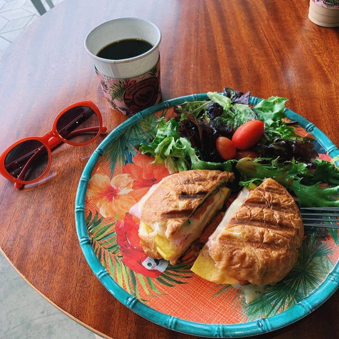 sayocoさんのインスタグラム写真 - (sayocoInstagram)「2日目のmorning🥯☕️♥️ ・ 「Hawaiian Aroma Caffe」 ・ ・ 店内可愛かった〜🌿🌈 美味しくて満腹になって満足！！ ・ ・ #hawaii#breakfast#morning#hawaiianaromacaffe#waikiki#sayo_trip」6月26日 7時08分 - sayoco