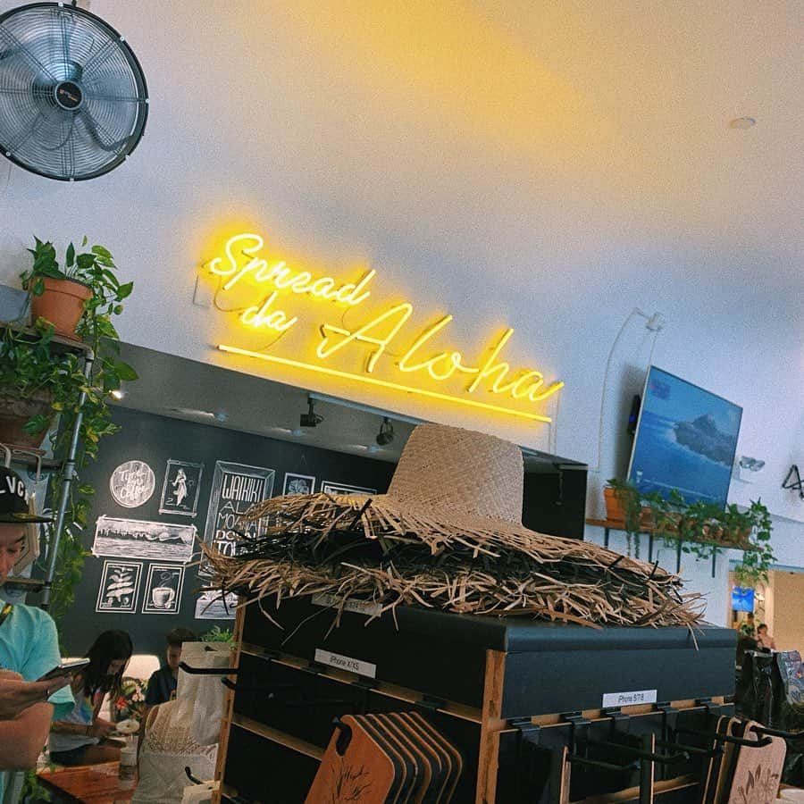 sayocoのインスタグラム：「2日目のmorning🥯☕️♥️ ・ 「Hawaiian Aroma Caffe」 ・ ・ 店内可愛かった〜🌿🌈 美味しくて満腹になって満足！！ ・ ・ #hawaii#breakfast#morning#hawaiianaromacaffe#waikiki#sayo_trip」