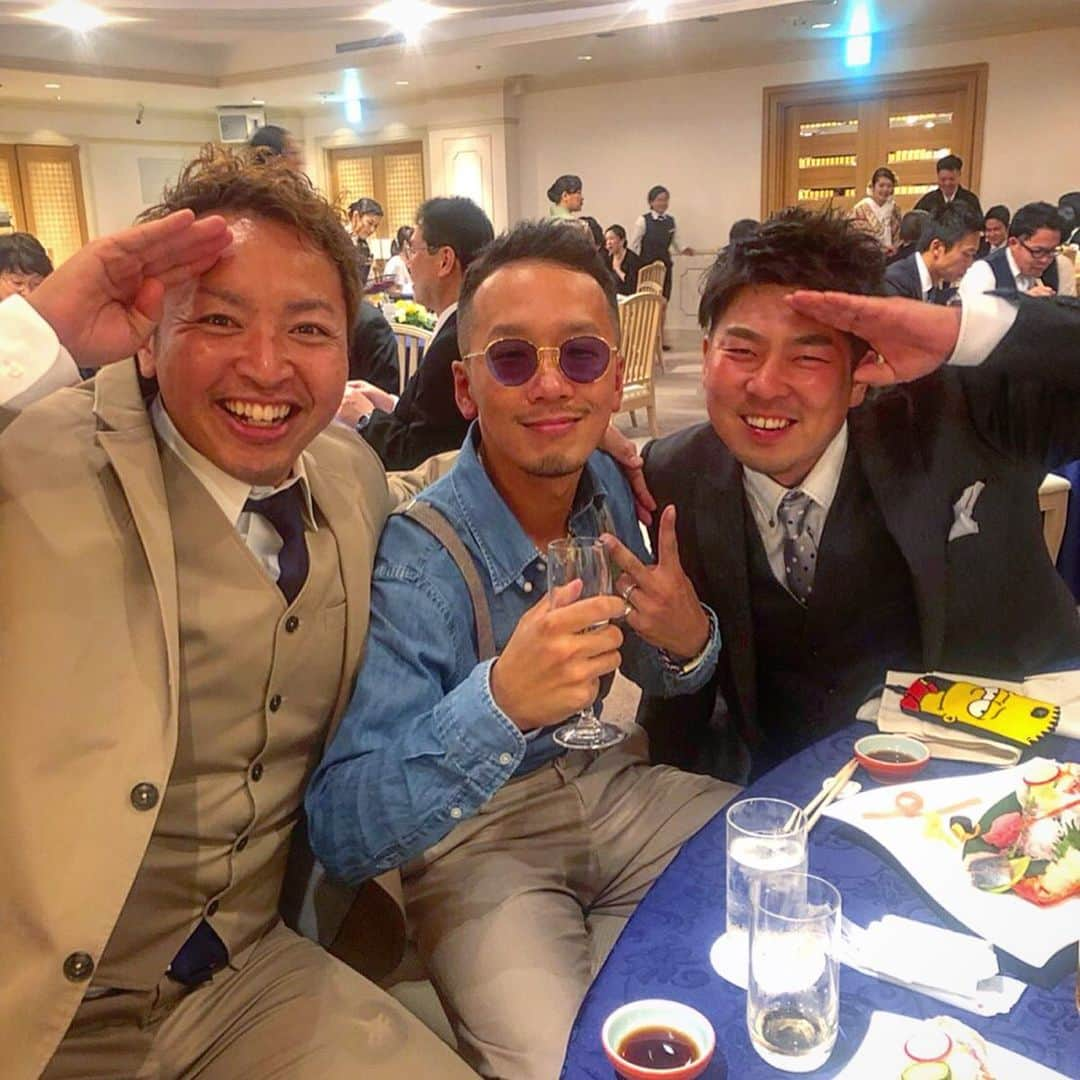 イルマニアさんのインスタグラム写真 - (イルマニアInstagram)「シゲ本当におめでとう㊗️🍾🎉 マイメンの結婚式は楽しすぎる💒❤️ ・ ・ この幸せ者め✌️❤️ 何を飲むじゃなくて誰と飲むかが一番大事だわ😂🍻 ・ ・ #イルマニア#mcma#mcmastyle#スーツ#zara#シャツ#suitsselect #ネクタイ#ダイソー#靴#zozotown #ウイングチップ#サスペンダー#hm#マイメン#homie#地元#埼玉#入間#wedding #happywedding #結婚#結婚式#結婚式コーデ#suits#スーツ#スーツ男子」6月26日 7時09分 - mcma0821