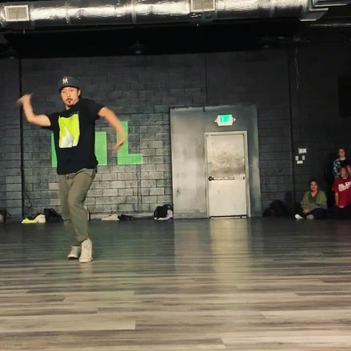 ショーン・エバリストのインスタグラム：「Summer time vibes from last weeks class @movement.lifestyle ☀️🏝Representing some Pinoy pride with that feel good r&b music “On Top” by @james @careless.music.manila 🇵🇭👊🏽🙏🏽 . . . . S/O to @tonytzar @dreyamac @jordanjfunk @shaylatukolan & @kapela_officiel for some of the groove work inside of this thing💛🙇🏻‍♂️ I like asking friends for movement homework and applying it for practice inside of my choreography exploration. Thanks guys!! Slowly and surely 💪🏽😆 . . Come through again tonight at 9:30pm for an oldie collab of mine and the wifey @ayehasegawa Sharing our moves to some D’Angelo🎵」
