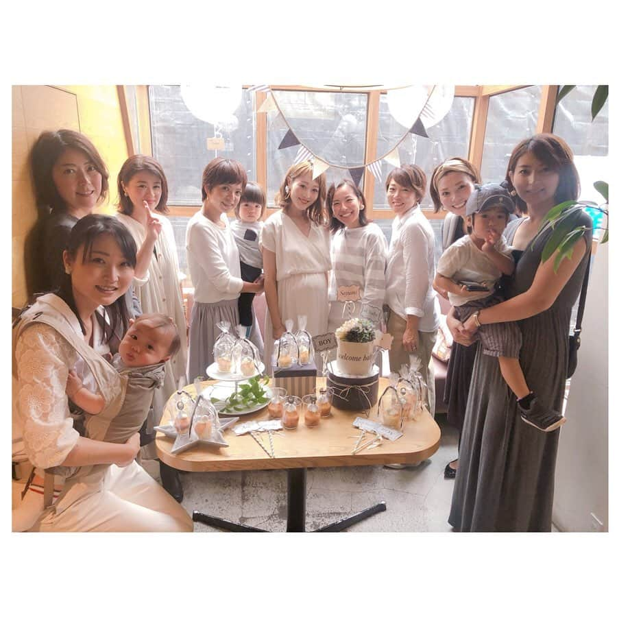 Kikuno Sayumiさんのインスタグラム写真 - (Kikuno SayumiInstagram)「〻baby shower〻 ・ ・ ・ こないだ友達がサプライズで#babyshower をしてくれたよ🥺 ・ 雨の日やったのに、皆忙しいだろうに私のために集まってくれて感謝😭 ・ 何回#夢みたい って言っただろう。 ・ ・ 2枚目⇒皆から了解もらって集合写真📸皆美人でオシャレで優しくて面白くて自慢の友達。#ドレスコード で皆グレーとホワイトで決めてきてくれてて… ・ 私も白のワンピを偶然着てて、めっちゃ合ってない？！！ってなった😂 ・ ちなみにワンピは @pichi__official のカシュクールワンピ。 ・ 私が#インスタ をしてるからって、#インスタ映え に拘って色々考えてくれてた😢 ・ ・ 出産頑張るぞ〜〜とめちゃめちゃ気合い入ったよ💪💪#みんなありがとう#大好き ・ ・ 帰ってからも余韻に浸りすぎて家事できんかった…(旦那さんが晩御飯作ってくれてこちらも感謝🙏) ・ ・ #ファッション#コーデ#fashion#ママ#ママコーデ#プチプラコーデ#大人カジュアル#ヘアアレンジ#大人可愛い#シンプルコーデ#158cmコーデ #158cm #マタニティコーデ #夏コーデ#ぷんにー#妊娠9ヶ月#ベビーシャワー#instalove#mamagirl#ママリ#ママリファッション#locari#lucrajp」6月26日 7時11分 - sayumikikuno