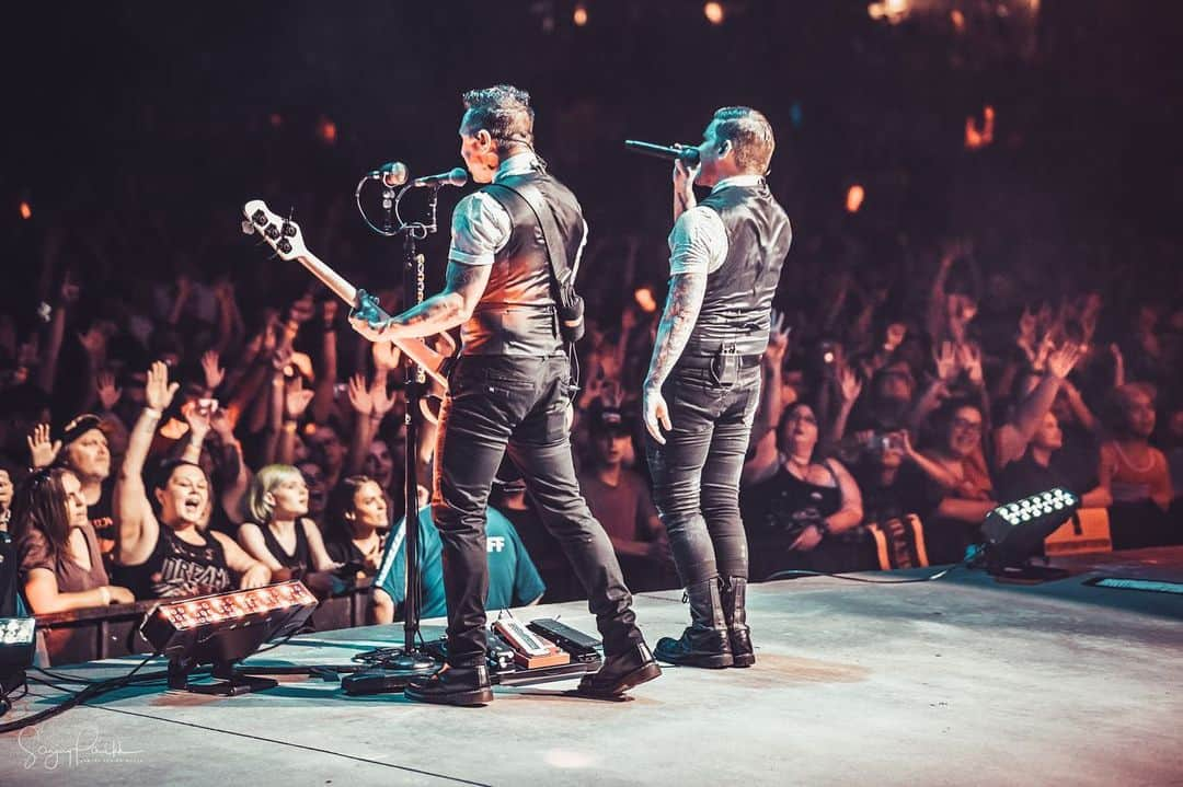 Shinedownさんのインスタグラム写真 - (ShinedownInstagram)「Super sweet pics from Simpsonville, SC (say that 10x fast 😜) to get ya goin’ North Carolina!!! This and more when you join us on our summer tour... . . 📷 @sanjayparikhphoto #shinedown #rockphotography #letsdothis #pyrotechnics」6月26日 7時17分 - shinedown