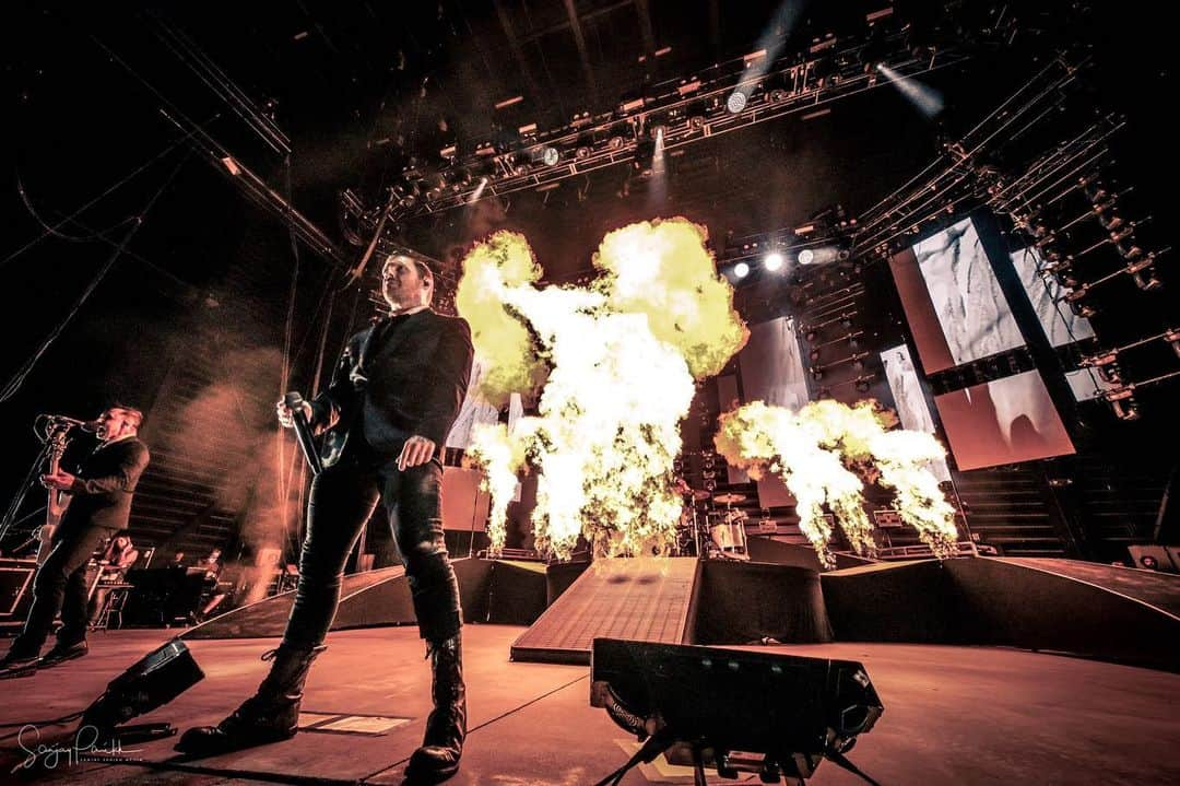 Shinedownさんのインスタグラム写真 - (ShinedownInstagram)「Super sweet pics from Simpsonville, SC (say that 10x fast 😜) to get ya goin’ North Carolina!!! This and more when you join us on our summer tour... . . 📷 @sanjayparikhphoto #shinedown #rockphotography #letsdothis #pyrotechnics」6月26日 7時17分 - shinedown