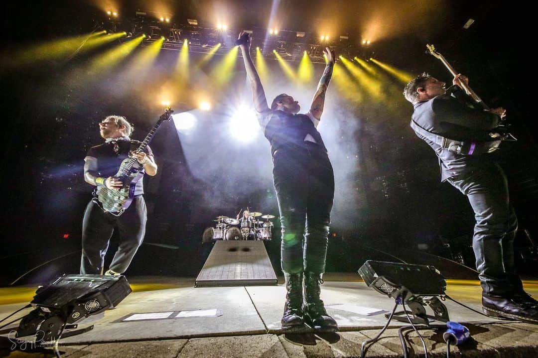 Shinedownさんのインスタグラム写真 - (ShinedownInstagram)「Super sweet pics from Simpsonville, SC (say that 10x fast 😜) to get ya goin’ North Carolina!!! This and more when you join us on our summer tour... . . 📷 @sanjayparikhphoto #shinedown #rockphotography #letsdothis #pyrotechnics」6月26日 7時17分 - shinedown