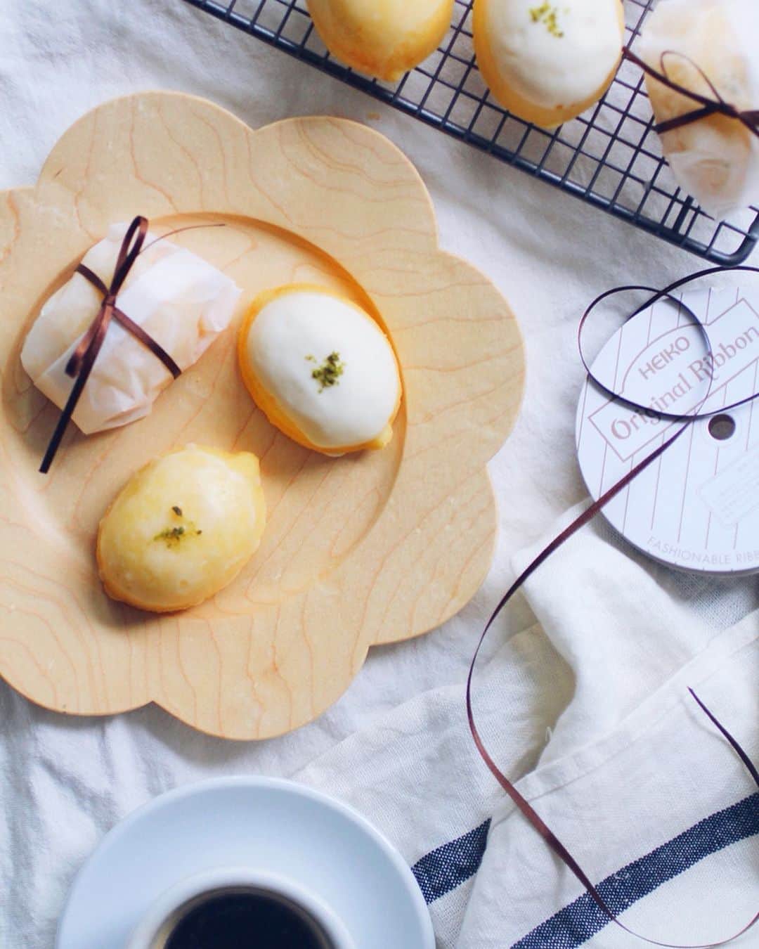 のインスタグラム：「* * ☑︎レモンケーキ🍋 * * グラスアローバージョンとホワイトチョコバージョン。 どちらも捨てがたい🤔 * * おうちの間取り、やっと決まったよ！」