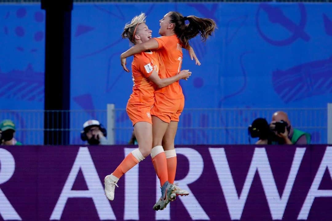 ジャッキー・グローネンのインスタグラム：「Soepel 😂🧡 @liekemartens #zotrotsopje #onzejacht」