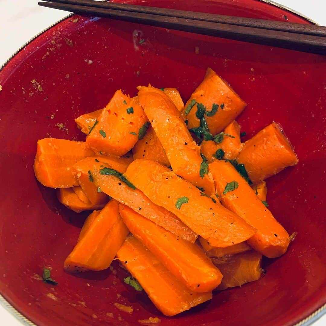 ボーイ・ジョージさんのインスタグラム写真 - (ボーイ・ジョージInstagram)「Steamed carrots with fresh coriander, fresh lime. A dash of olive oil, salt & pepper! #Veggie #Vegan」6月26日 7時25分 - boygeorgeofficial