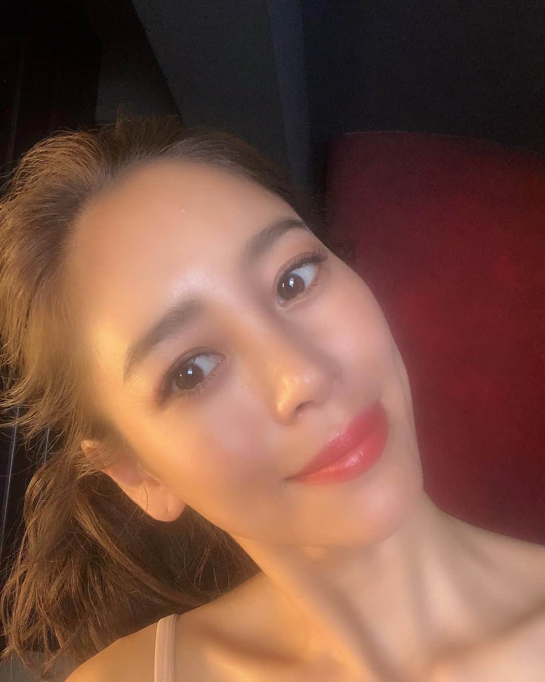 大桑マイミのインスタグラム：「こりゃすごい🤫 リフトアップのみならず美肌にも効果あり筋膜、脂肪にアプローチしてくれる ソニックフィットを 受けてきました。痛くなく効果抜群ー。いつかはいつかはではなく ケアをするなら定期的に。今今今。 openしたばかりのリリーオン横浜店 なら 予約とりやすいかも🤗体感すれば感じるはず♪メイクの仕上がりもいい！さてさて 撮影へ行ってきます！ #ソニックフィット #リリーオン #無駄なたるみよさようなら」