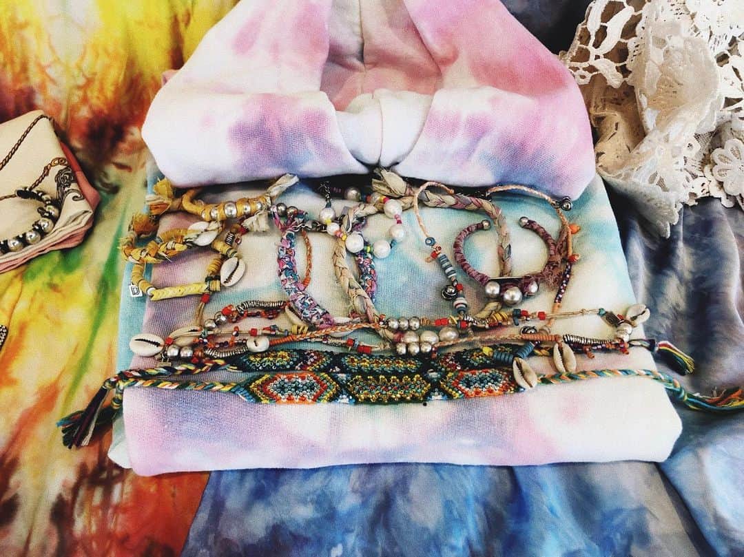 ダニジョーのインスタグラム：「Packing for summer camp 🌈🍭✨👙🌸」