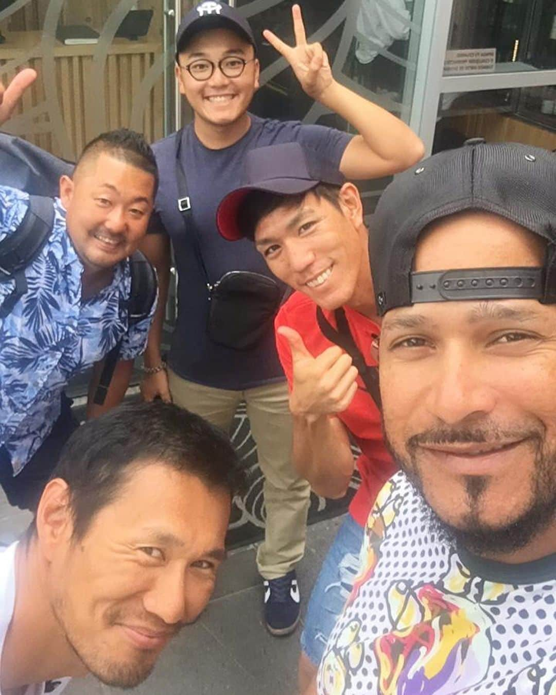 荒波翔さんのインスタグラム写真 - (荒波翔Instagram)「久保さんの住んでいるレオンでランチをしてきました‼️ 今回はジーモも参加😊 横浜ファンにメッセージをお願いしました🤗  #todossomossultanes #monterrey #mexico #lmb #león #ジーモ #モスコーソ#久保康友 さん#日本食」6月26日 7時38分 - shoshoshonosho.4