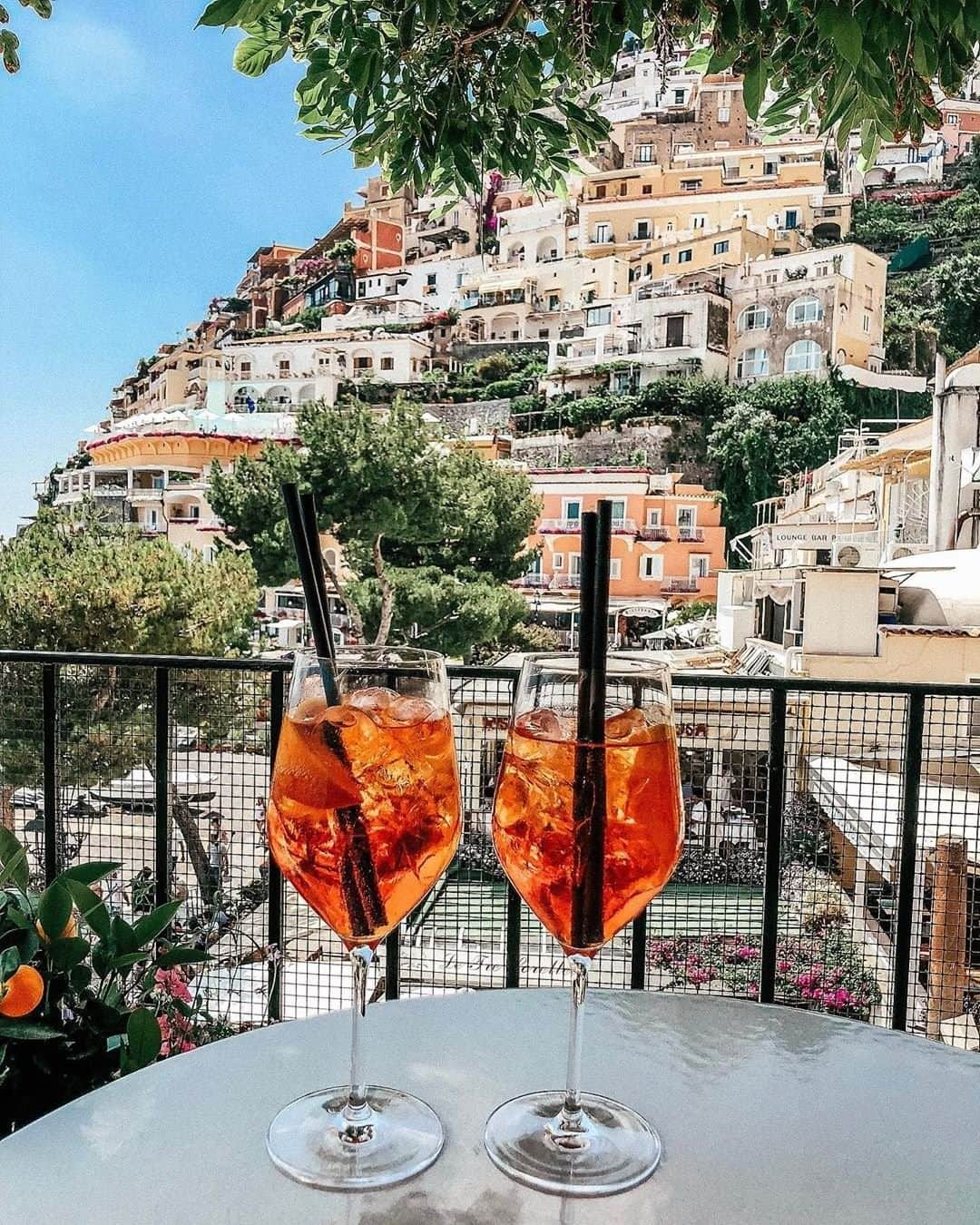 Travel + Leisureさんのインスタグラム写真 - (Travel + LeisureInstagram)「The Aperol Spritz is not good. It's GREAT. And we've rounded up the best places to get one in the United States at our link in bio. Because you deserve that on-vacation-in-Positano feeling all summer long! 🍹 📷@itsdaniellesjourney」6月26日 7時50分 - travelandleisure