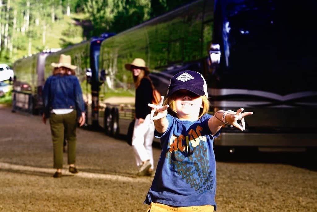 クレア・コフィーのインスタグラム：「Spiderman says: Until next year, Telluride! @planet.bluegrass #happiestplaceonearth 📷: @jensler43」