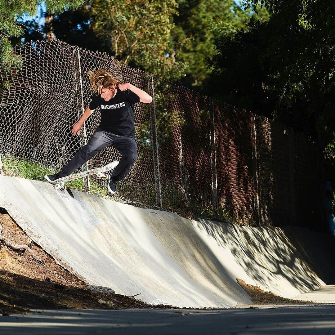 Nike Skateboardingさんのインスタグラム写真 - (Nike SkateboardingInstagram)「The waves must be bad... @elissa_steamer concrete surfin' in Los Angeles.  We check in with Elissa on bombing hills, surf / skate spot localism and more at nikesb.com.  #nikesb | 📷 @bencolen」6月26日 7時53分 - nikesb