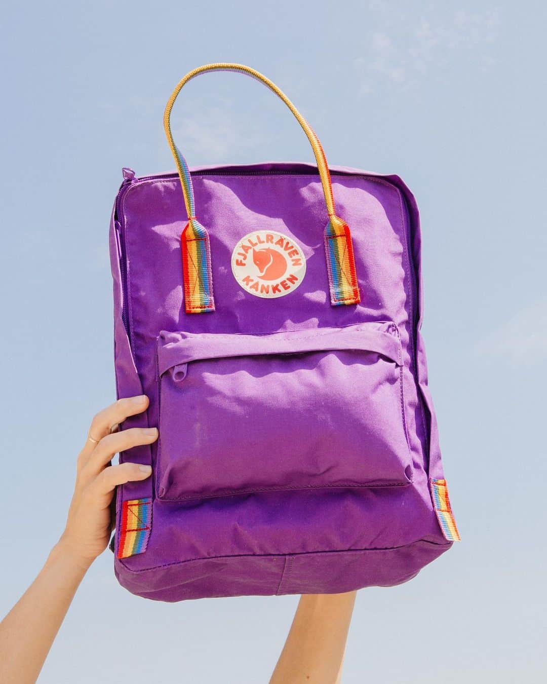 のインスタグラム：「Embracing the rainbow with the latest style from @fjallraven_na. 🌈  If you’re in San Francisco, join us to celebrate Pride at 80 Powell Street, this Thursday 6/27 from 6-9! We’ll have a DJ set from @entree, games, drink, giveaways—plus, get an exclusive Pride patch with any Fjallraven purchase. See you there! #UOPride」
