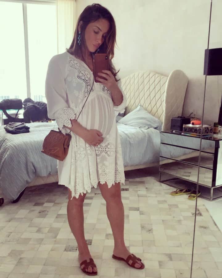 Claudia Leitteのインスタグラム：「#Bela toda por @lianaserra @aguadecoco @renatothomaz 🥰」