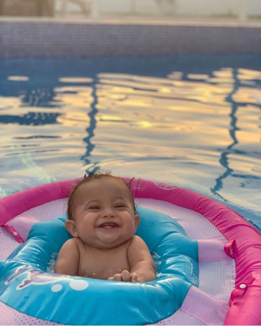 エレン・デジェネレスさんのインスタグラム写真 - (エレン・デジェネレスInstagram)「My new favorite pool floatie. #EllenSummerPhotos」6月26日 7時56分 - ellendegeneres