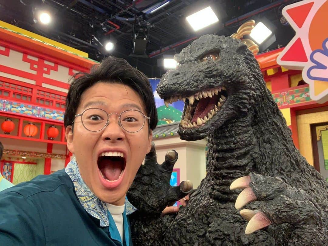 亜生さんのインスタグラム写真 - (亜生Instagram)「おはスタにゴジラが来てくれた。 昔おばあちゃんと映画館でゴジラみたな。 すごい爆発音とか大きのに おばあちゃん口開けて寝てたな。 #おはスタの天井はこんなんになってるんだよ」6月26日 8時01分 - aseihurricane