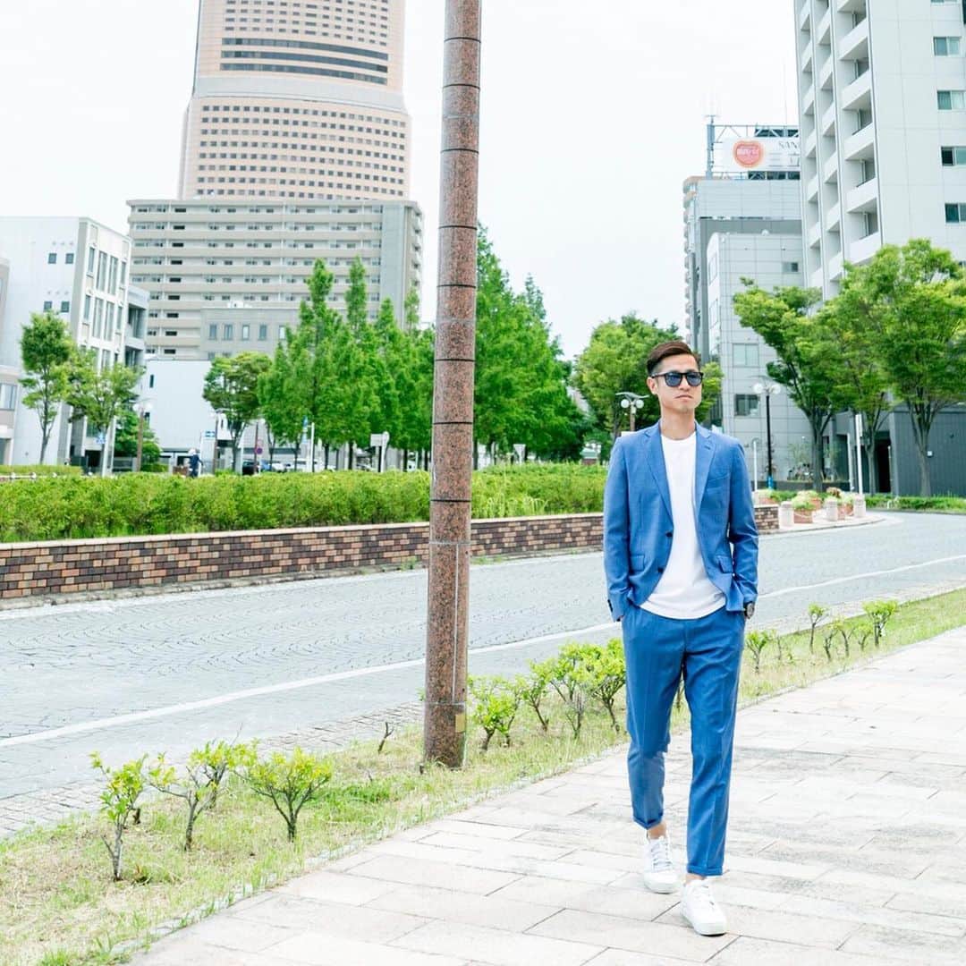 のインスタグラム：「VOGAさんに新しいスーツを作っていただきました！！ 今回はカジュアルに着れるセットアップです！ ラフに着れて、ちょっとしたお出かけや買い物にも最適です^_^ <商品紹介> オーダーメイドの カジュアルセットアップ  服地はSCABAL<スキャバル> SILVER GHOST<シルバーゴースト> 1906年に発表された、ロールス・ロイス社のシルバーゴースト。過酷なテストに耐え、「世界最高の車」と呼ばれるようになり、ロールス・ロイスの名声を確立しました。 この服地は、その「世界最高の車」からインスパイアされた服地です。  肩のパットや芯地、裏地を省いたアンコン仕立てで、ラフにこなれた感じのセットアップに仕上げています。  株式会社VOGA 京都市中京区柳水町84 三洋六角ビル403 http://vogatailor.jp 075-705-5242  @voga.kyoto  #scabal #voga」