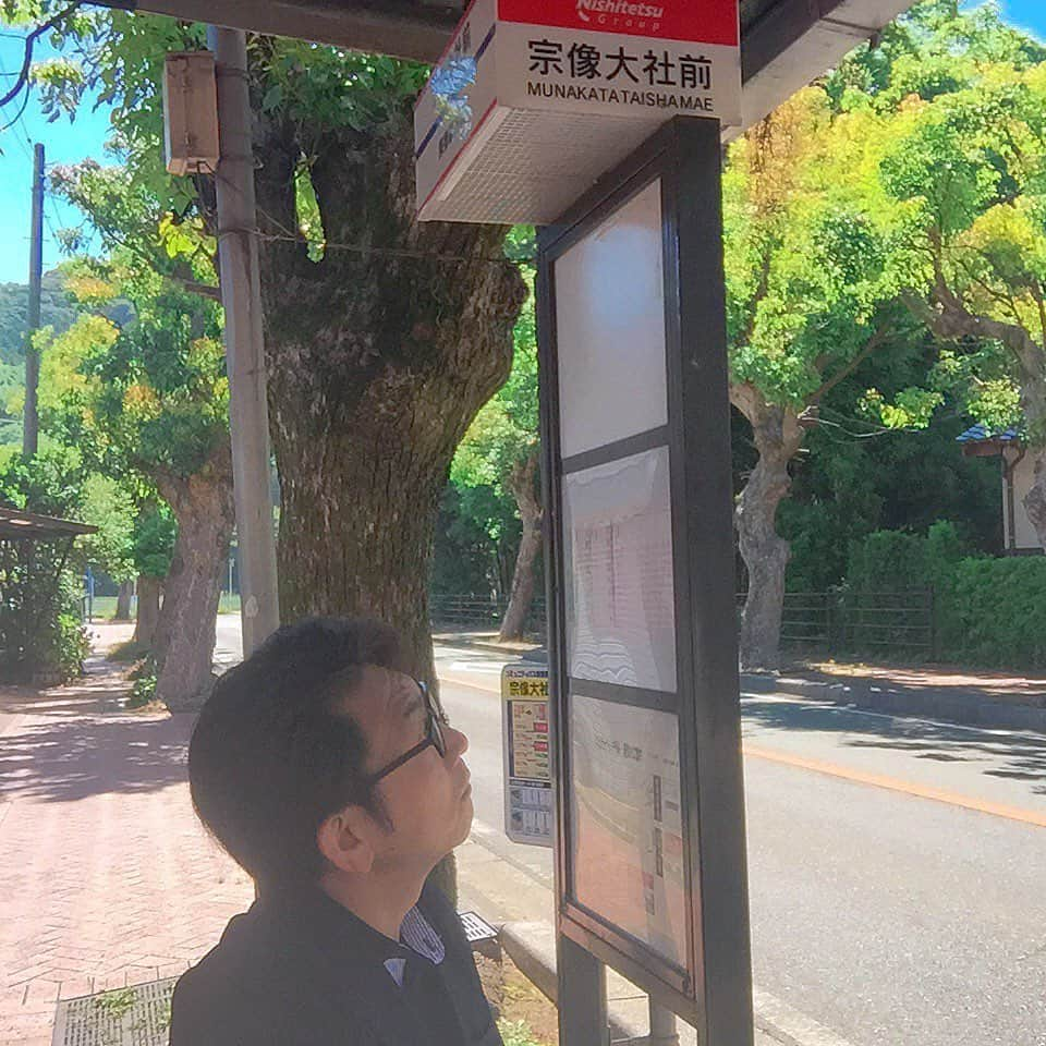 坂東亀三郎さんのインスタグラム写真 - (坂東亀三郎Instagram)「宮地獄神社からの宗像大社辺津宮。  いつか中津宮、そして無理だけど沖津宮にも参拝したいっす！  これで #彦さんぽ #福岡さんぽ は終了。  全部で13箇所くらいかな？特に深い話も素晴らしい写真も！って訳ではないのに多数のコメントや❤️を、そしてお付き合いありがとうございました😊  なるべく徒歩で、後は公共交通機関を使って、なるべく土地に紛れて満喫しました！  #御朱印 #御朱印帳 #彦印帳 #宗像大社 #歌舞伎 #音羽屋 #歌舞伎役者 #彦三郎 #坂東彦三郎 #九代目 #歌舞伎部 #otowayabando #彦さんぽ #福岡さんぽ コメントはお気軽に📝 ランダムに返信しまっせ✍️ .  添乗員の方なのかな？ 20冊くらいの御朱印帳を纏めて窓口に預けて、30分くらいで皆さん戻ってらっしゃるのでよろしく！的な感じにめっちゃ萎えた。」6月26日 8時06分 - otowayabando