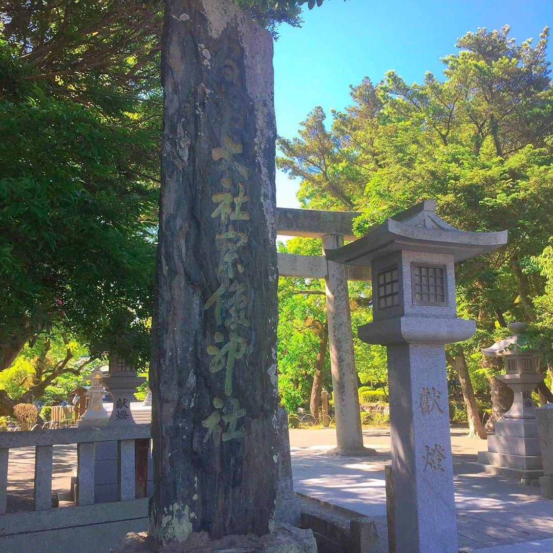 坂東亀三郎さんのインスタグラム写真 - (坂東亀三郎Instagram)「宮地獄神社からの宗像大社辺津宮。  いつか中津宮、そして無理だけど沖津宮にも参拝したいっす！  これで #彦さんぽ #福岡さんぽ は終了。  全部で13箇所くらいかな？特に深い話も素晴らしい写真も！って訳ではないのに多数のコメントや❤️を、そしてお付き合いありがとうございました😊  なるべく徒歩で、後は公共交通機関を使って、なるべく土地に紛れて満喫しました！  #御朱印 #御朱印帳 #彦印帳 #宗像大社 #歌舞伎 #音羽屋 #歌舞伎役者 #彦三郎 #坂東彦三郎 #九代目 #歌舞伎部 #otowayabando #彦さんぽ #福岡さんぽ コメントはお気軽に📝 ランダムに返信しまっせ✍️ .  添乗員の方なのかな？ 20冊くらいの御朱印帳を纏めて窓口に預けて、30分くらいで皆さん戻ってらっしゃるのでよろしく！的な感じにめっちゃ萎えた。」6月26日 8時06分 - otowayabando