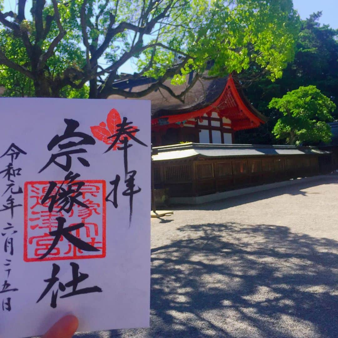 坂東亀三郎さんのインスタグラム写真 - (坂東亀三郎Instagram)「宮地獄神社からの宗像大社辺津宮。  いつか中津宮、そして無理だけど沖津宮にも参拝したいっす！  これで #彦さんぽ #福岡さんぽ は終了。  全部で13箇所くらいかな？特に深い話も素晴らしい写真も！って訳ではないのに多数のコメントや❤️を、そしてお付き合いありがとうございました😊  なるべく徒歩で、後は公共交通機関を使って、なるべく土地に紛れて満喫しました！  #御朱印 #御朱印帳 #彦印帳 #宗像大社 #歌舞伎 #音羽屋 #歌舞伎役者 #彦三郎 #坂東彦三郎 #九代目 #歌舞伎部 #otowayabando #彦さんぽ #福岡さんぽ コメントはお気軽に📝 ランダムに返信しまっせ✍️ .  添乗員の方なのかな？ 20冊くらいの御朱印帳を纏めて窓口に預けて、30分くらいで皆さん戻ってらっしゃるのでよろしく！的な感じにめっちゃ萎えた。」6月26日 8時06分 - otowayabando