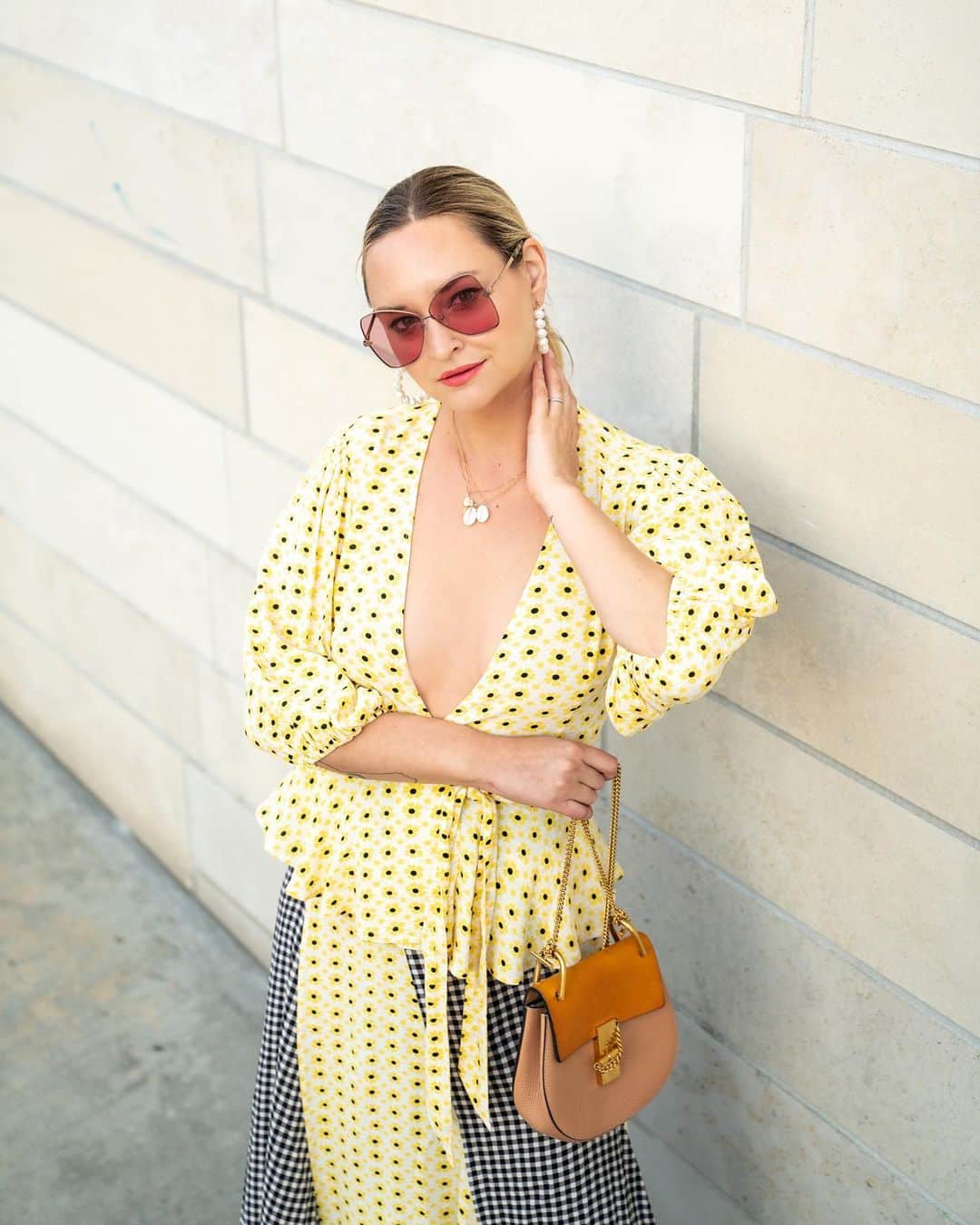 リズ・チェルカソワのインスタグラム：「I’ve got to be honest my burn out on being a blogger/instagramer/influencer is no joke. I’m exploding with creative ideas and visions of what I want to create and yet I cannot bring myself to fulfill any of it. I will go and pull together the perfect look, research a new location, get Sam to take the day off, and when the day comes all I can do is sit completely frozen. Part of my brain screams at me to get up and move. The other part screams at me that none of this is worthwhile. Who else understands what I am talking about when I say “burn out”? I know you’re out there! EDIT : I guess the big question I am asking myself is “What value am I adding by doing what I am doing? And is there something else that I should be putting my time and passion towards?”」