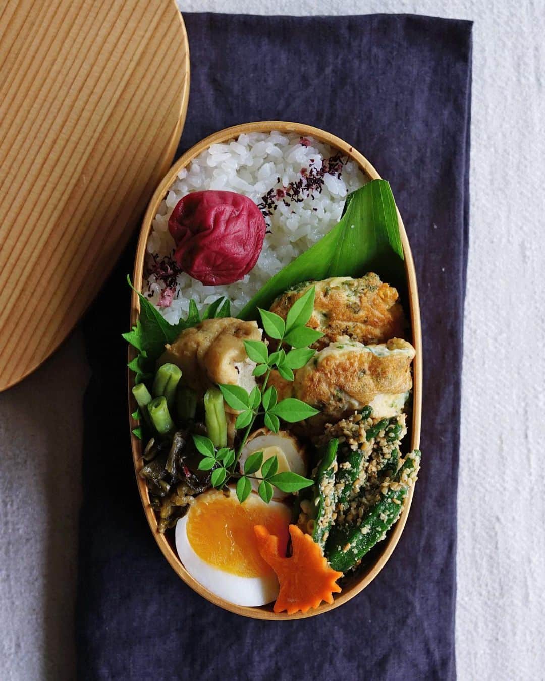 Ryoko Yunokiのインスタグラム：「+ + + Chicken piccata bento/鶏肉のピカタ弁当 . *rice and umeboshi *chicken piccata *blanched okra and sesame dressing *dashi-simmered ganmo and green beans *hard-boiled egg *chikuwa and cheese *takana leaves pickles . ＊ご飯と梅干し ＊鶏肉のピカタ ＊オクラの胡麻和え ＊がんもどきと隠元の出汁煮 ＊ゆで卵 ＊竹輪チーズ ＊高菜の漬物 + + + #bento #お弁当 #丸の内弁当 #f52grams #曲げわっぱ #大館曲げわっぱ」