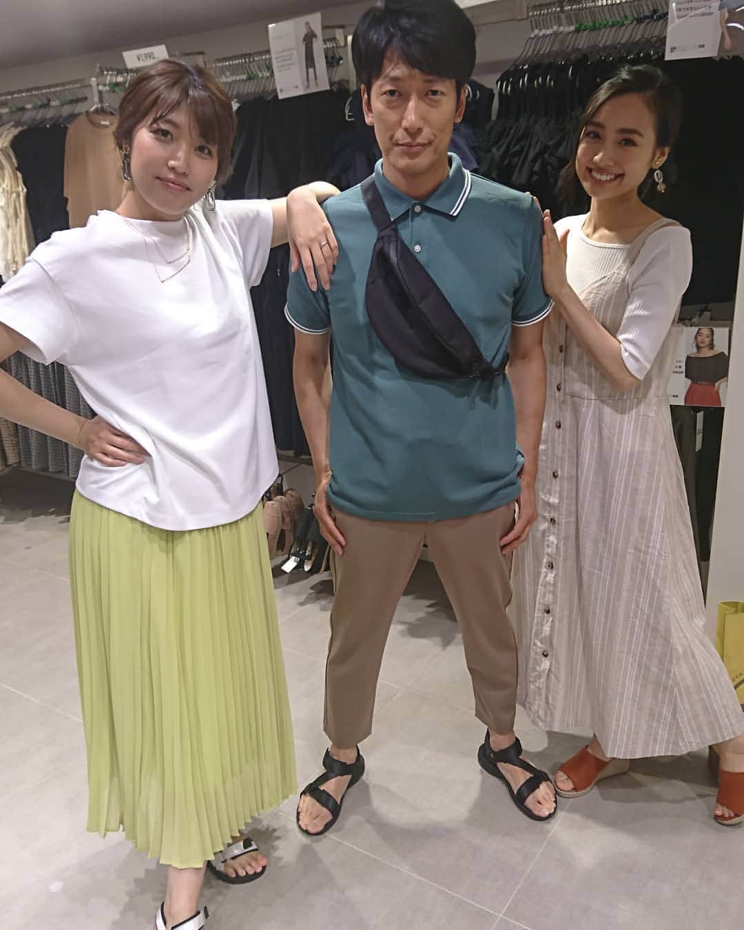 のインスタグラム：「室岡vsルナ GUでの 全身コーディネート対決！  放送では 普段とのギャップを見せた 室岡コーデの 勝利となりましたが 皆さんが デートしたくなったのは どちらでしたか？  靴も合わせて7000円✨ 夏物セールに行かなくちゃ🎵  #プレゼントはイチモニHPから #あふれ出るブルゾン感 #オーバーサイズT #アシンメトリー #室岡里美 #ルナ #藤尾仁志 #イチモニ」