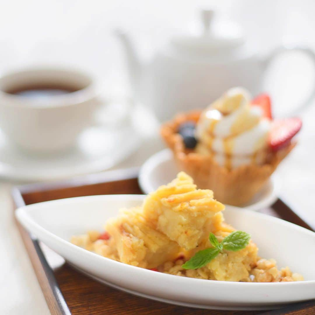 ハレノヒのインスタグラム：「【🍠焼きたてスイートポテト🍠】 (る)ハレノヒ ルミネエスト新宿店では、焼きたてのスイートポテトを提供中です😊 . 焼きたてスイートポテトとソフトクリームを一緒に食べるとさらに美味しく😋✨ ひやあつスイーツです🍠‪🍦‬ . ハレノヒでティータイムはいかがでしょうか？ ご来店お待ちしております✨ . #ハレノヒ#ルミネエスト新宿#新宿#カフェ#東京#スイートポテト#あつひやデザート #あつひやスイーツ #スイーツ#ティータイム#harenohi#cafe#cute#shinjuku#tokyo#lumineest#cake#sweets#food#sweetpotato」