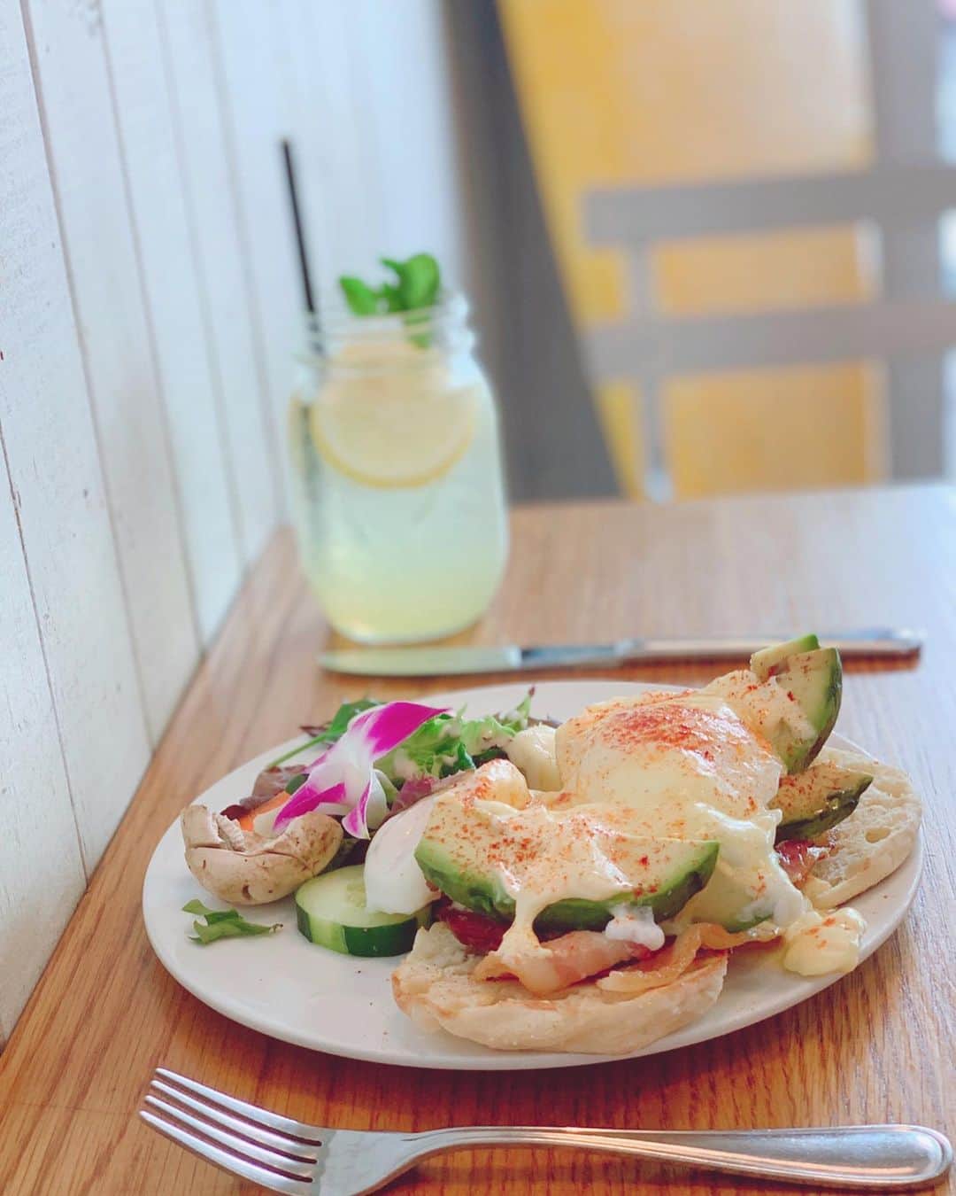 河西里音さんのインスタグラム写真 - (河西里音Instagram)「Sunny Days Monsarrat Ave Honolulu❤ ♡ エッグベネクトらぶぅ💋✨ #hawaii #sunnyday #eggbenedict  #lunch #cafe #おしゃカフェ」6月26日 8時31分 - rion_kasai