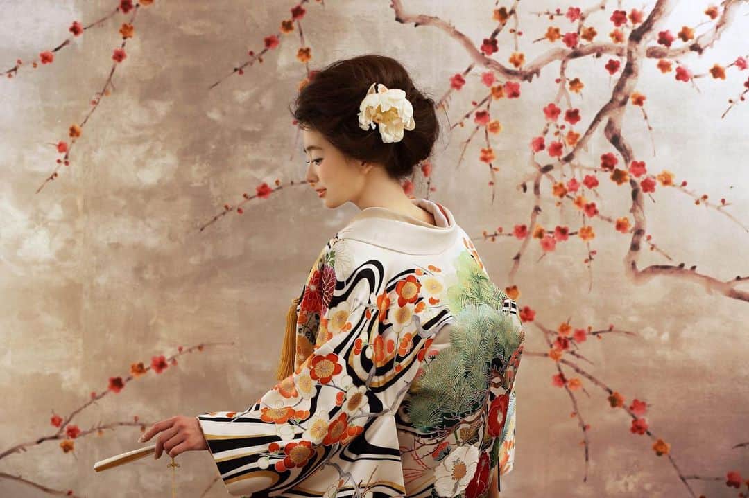 萬屋本店さんのインスタグラム写真 - (萬屋本店Instagram)「洋髪に合わせて洋花で彩るのではなく、和花の芍薬をコーディネートすることで、着物の美しさと、その柄行とが調和され、より一層美しさを引き立たせます これからの季節には洋菊もおすすめです」6月26日 8時39分 - kamakura.yorozuya