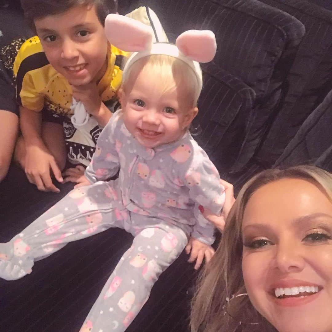 のインスタグラム：「Trabalhar é maravilhoso e saber que vou voltar pra casa e encontrar com meus filhos é divino. Agora sim o meu dia valeu a pena e ficou completo. Obrigada meu Deus. Desejamos a todos uma noite abençoada. Beijo na família. #mariapassanafrente #truelove #familiaabasedetudo #maedemenino #maedemenina #maededois #manuelamrseminstagram #thankgod #lardocelar #sweethome」