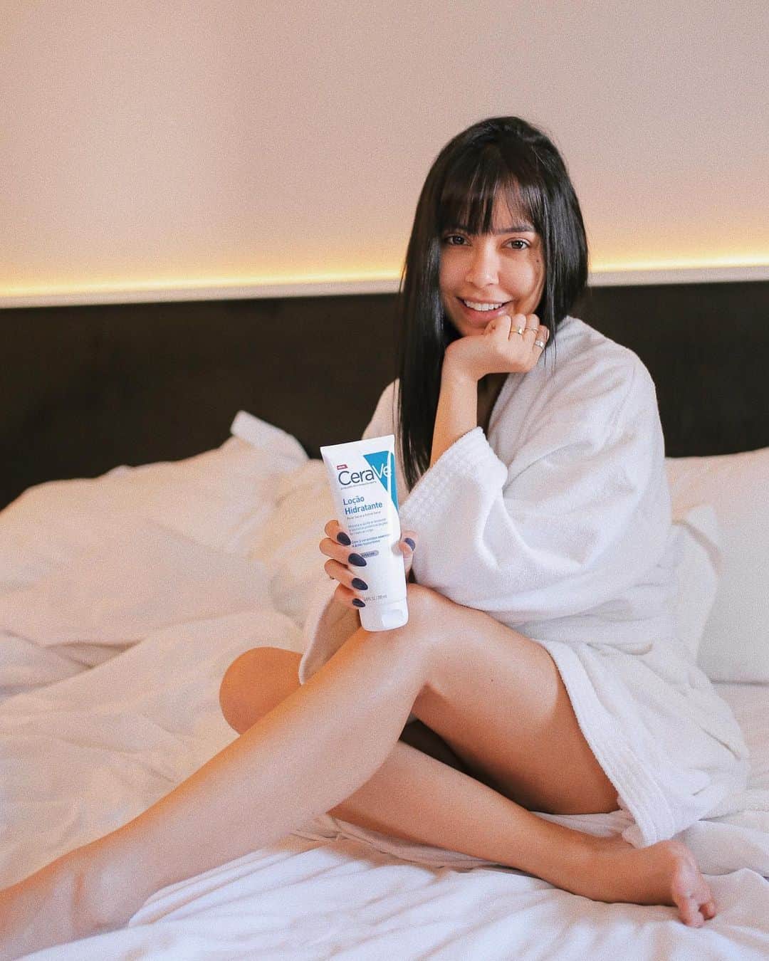 Gabriela Salesのインスタグラム：「Hidratante preferido da vida eterna! Tenho usado desde o ano passado e foi super indicado pelo meu dermato, vocês viram eu falando dele, né? Comecei fazendo o #DesafioCerave e com apenas 3 dias notei que minha pele melhorou horrores, uso sempre desde então. Ele não tem cheiro, não deixa a pele grudando e hidrata na mesma hora!! É incrível a diferença - ainda mais agora que chegou o inverno ❄ A hidratação fica na pele o dia todo, mesmo! E o melhor é essa dica: a loção tá em promo na @drogaraiaoficial por R$ 39,90. Vou deixar o link direto pra vocês nos stories 😍 @ceravebrasil #DesenvolvidoComDermatologistas #CeraVeInverno #euamocerave #publi」
