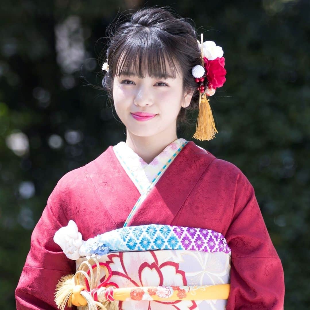 京都きもの友禅【公式】さんのインスタグラム写真 - (京都きもの友禅【公式】Instagram)「袖に向かって流れるぼかしが美しくオトナっぽさを惹きたてる一着❤ . 帯に入った大きな桜模様がコーディネートのアクセントに♪ . @kimono_yuzenで振袖コーディネートをcheck♪ . @yokota_mayuu #京都きもの友禅 #ハタチは一生もの #振袖 #furisode #振袖レンタル #成人式振袖 #はたち #ハタチ #成人式 #成人式前撮り #振袖前撮り #振袖コーディネート #振袖コーデ #振袖ヘアメイク #成人式髪型 #キモノ#kimono #和装 #着物好き﻿ #フリジョ #ふりそでーしょん #振袖ヘアメイク #ふりそでカタログ #赤振袖 #振袖赤 #クラシック #正統派  #ljk #横田真悠」6月26日 9時00分 - kimono_yuzen