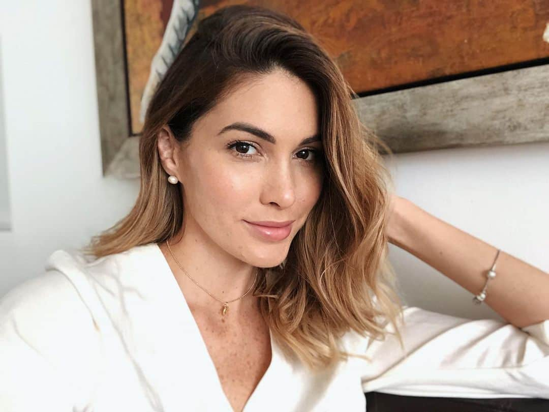 María Gabriela Isler Moralesさんのインスタグラム写真 - (María Gabriela Isler MoralesInstagram)「No existe una fórmula o receta exacta que nos ayude a estar conscientes 💭 del valor de nuestra autoestima. ¤ Creo que con el paso del tiempo ⏰ vamos descubriendo la importancia de valorarnos y respetarnos como seres humanos❣. ¤ Aprendemos que no hay mayor amor 💞, que el que podemos tener hacia nosotros mismos, y que mientras más nos amamos, mayor calidad de amor podemos entregar a nuestros seres queridos. ¤ ¿Cómo cultivas el amor propio cada día? los leo 👇🏻 - #ChooseYou #selflove #knowyourworth #Love #selfcare」6月26日 8時52分 - gabrielaisler