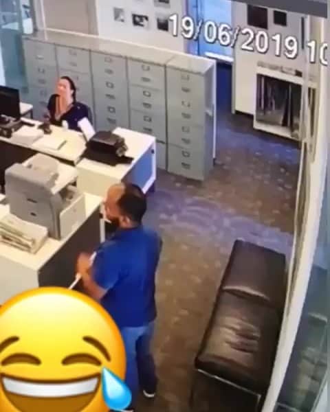 ホセ・レイエスのインスタグラム：「Por poco y se da en la pared😫」