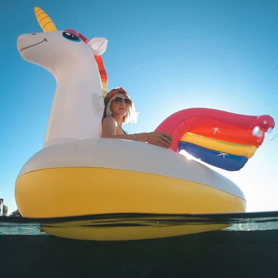 ジュリアン・ハフさんのインスタグラム写真 - (ジュリアン・ハフInstagram)「Feelin’ a little unicorny today! 📸: @brookslaich #agt is on!!!」6月26日 9時01分 - juleshough